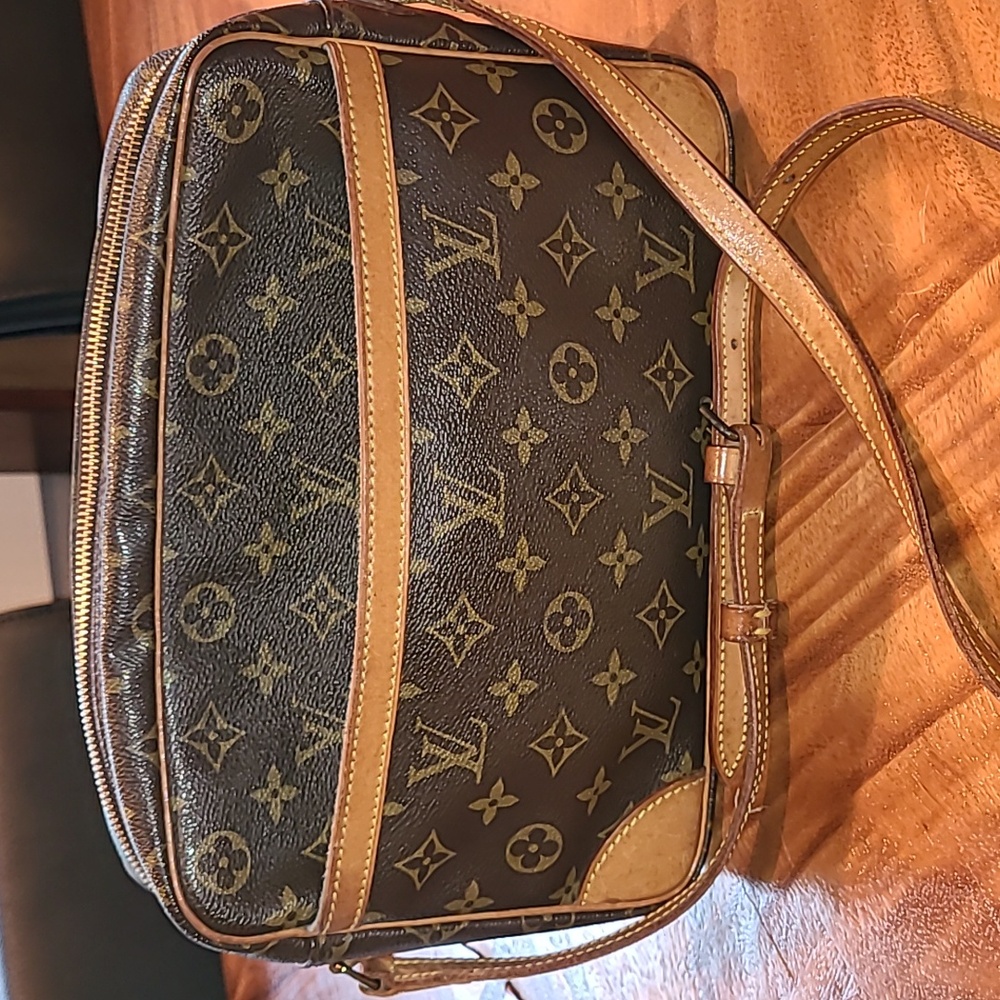 Louis Vuitton TROCADERO 30 READ POST
